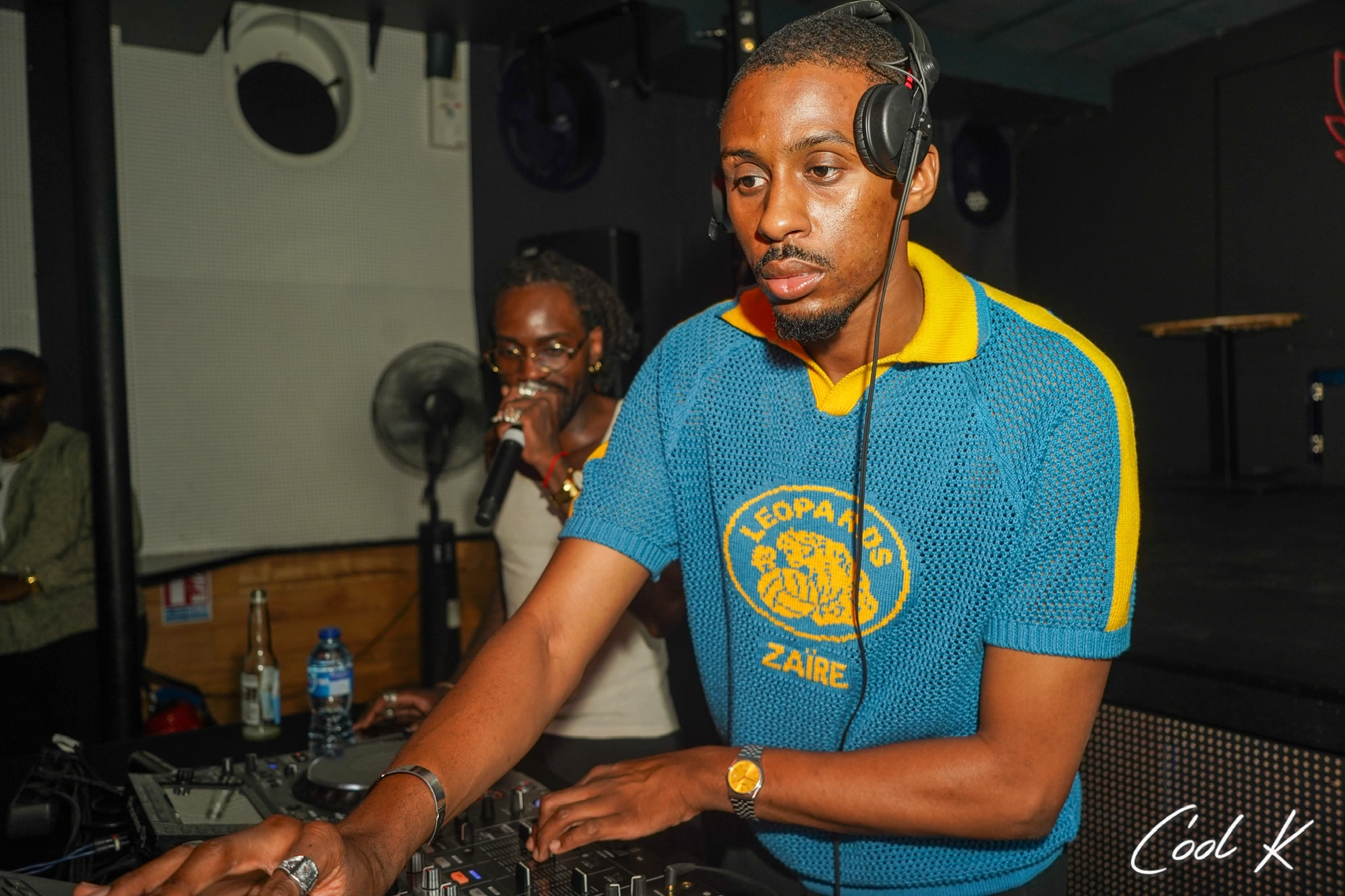 DJ Wayans aux platines, casque sur les oreilles
