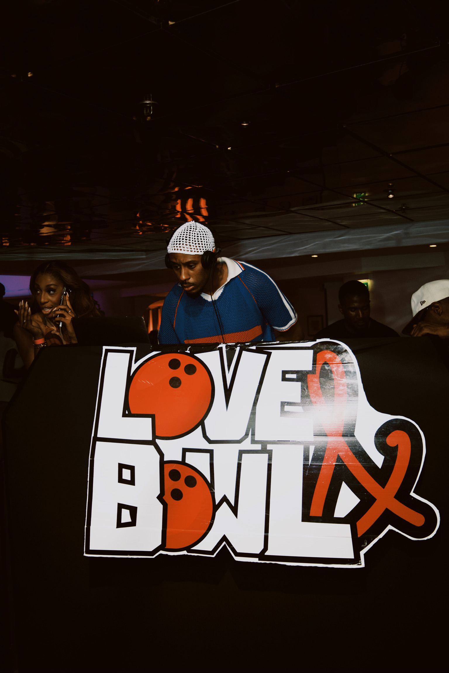 DJ Wayans en set lors de la soirée Love & Bowl