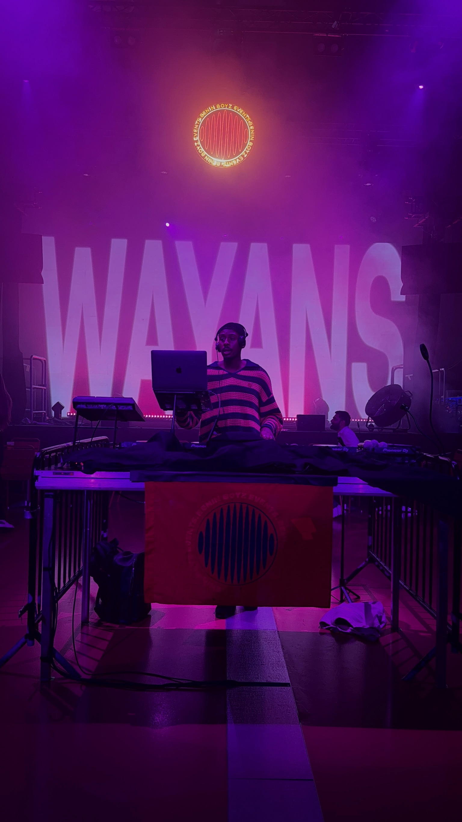 DJ Wayans en set, son nom projeté sur l'écran de scène