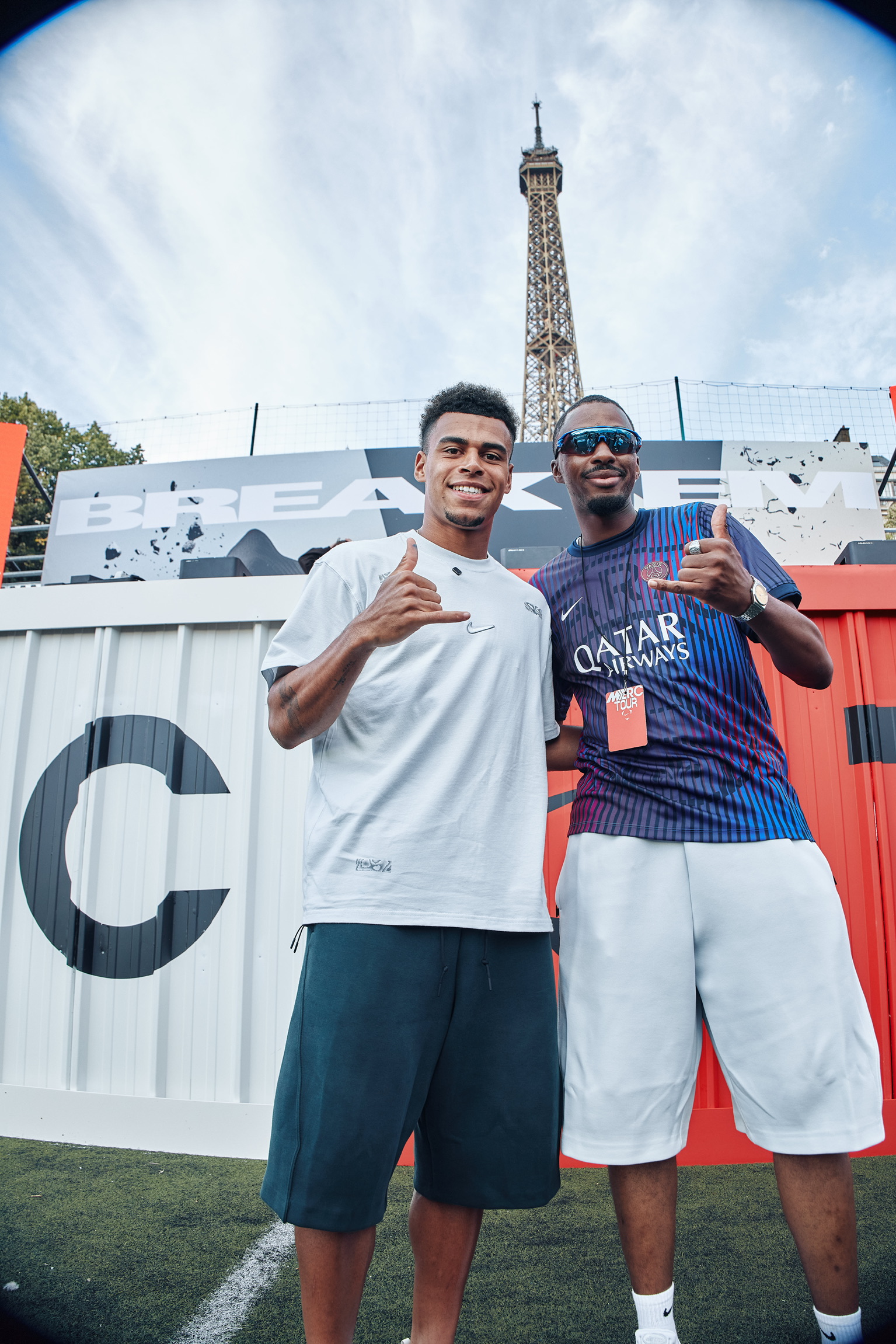 DJ Wayans et un invité devant la tour Eiffel, Nike Mercurial Tour