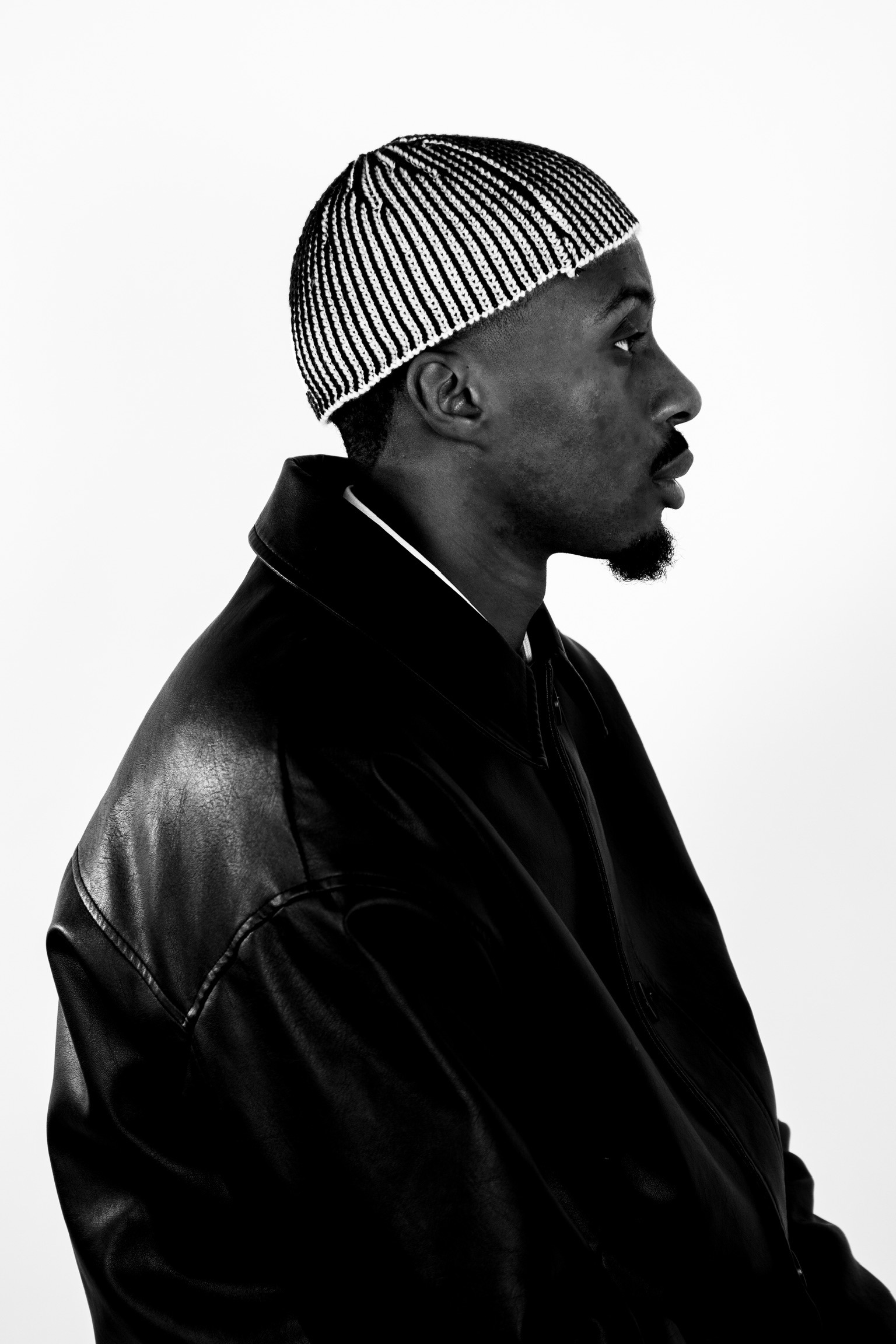 Portrait en noir et blanc de DJ Wayans, de profil